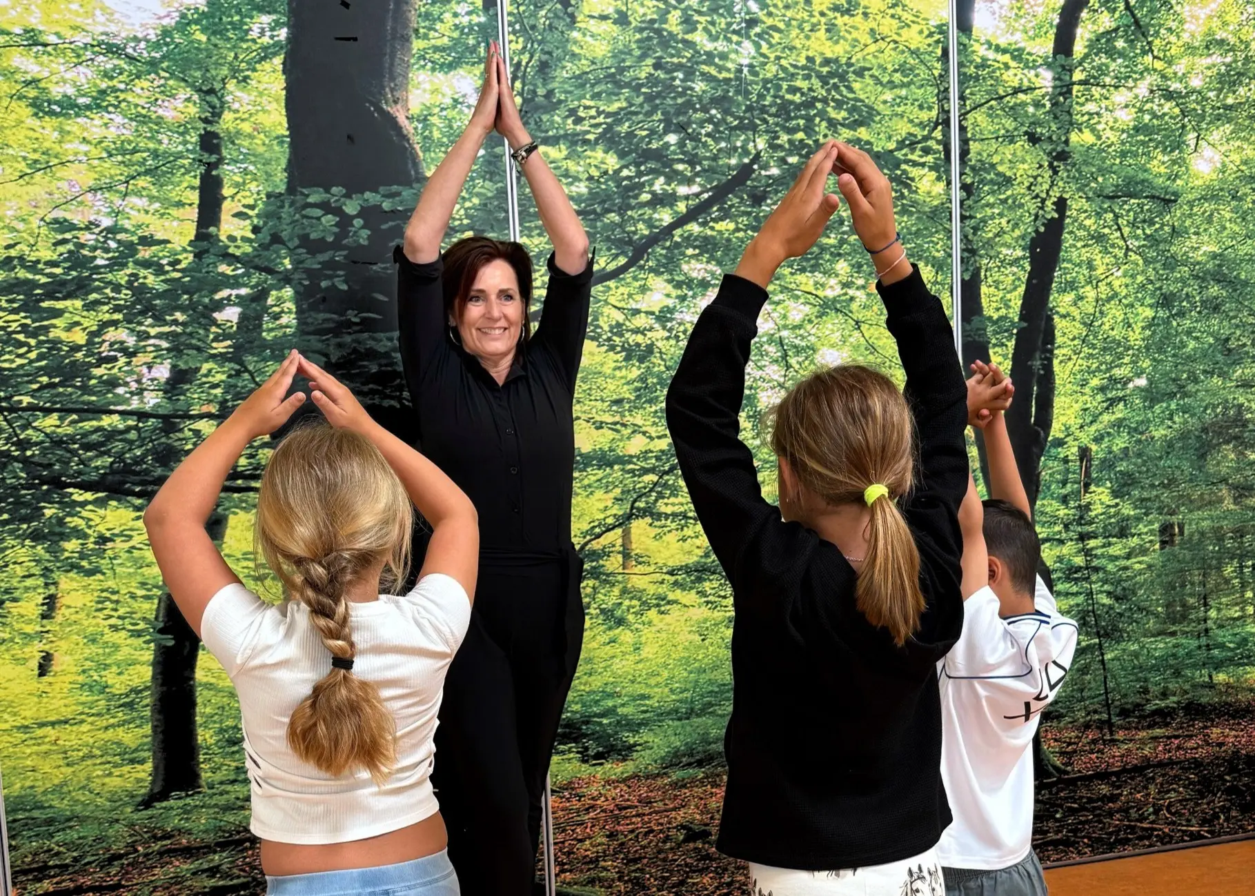 Rust in de Klas: leerkracht en kinderen doen speelse, ontspannende yoga- oefeningen